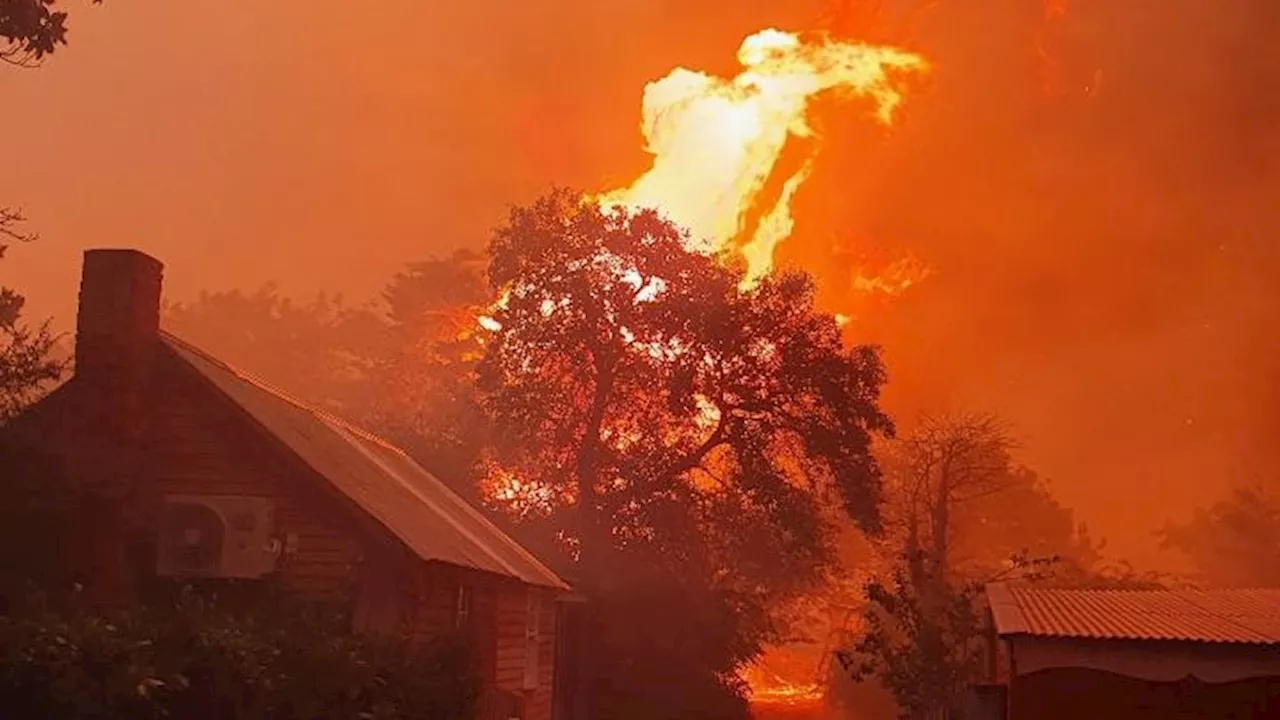 Live: Properties lost in Victoria's bushfire, emergency warnings for Beaufort, Raglan, Elmhurst