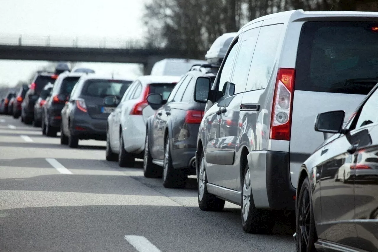 Gros bouchons pour le week-end de chassé-croisé : les prévisions de circulation et les axes à éviter