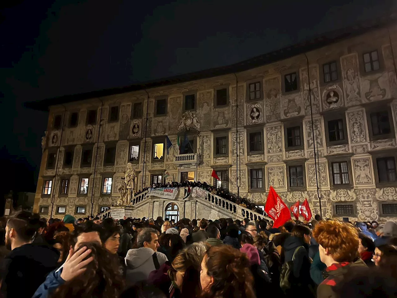 Corteo pro Palestina a Pisa, manganellate agli studenti: pressing su Piantedosi, la giornata