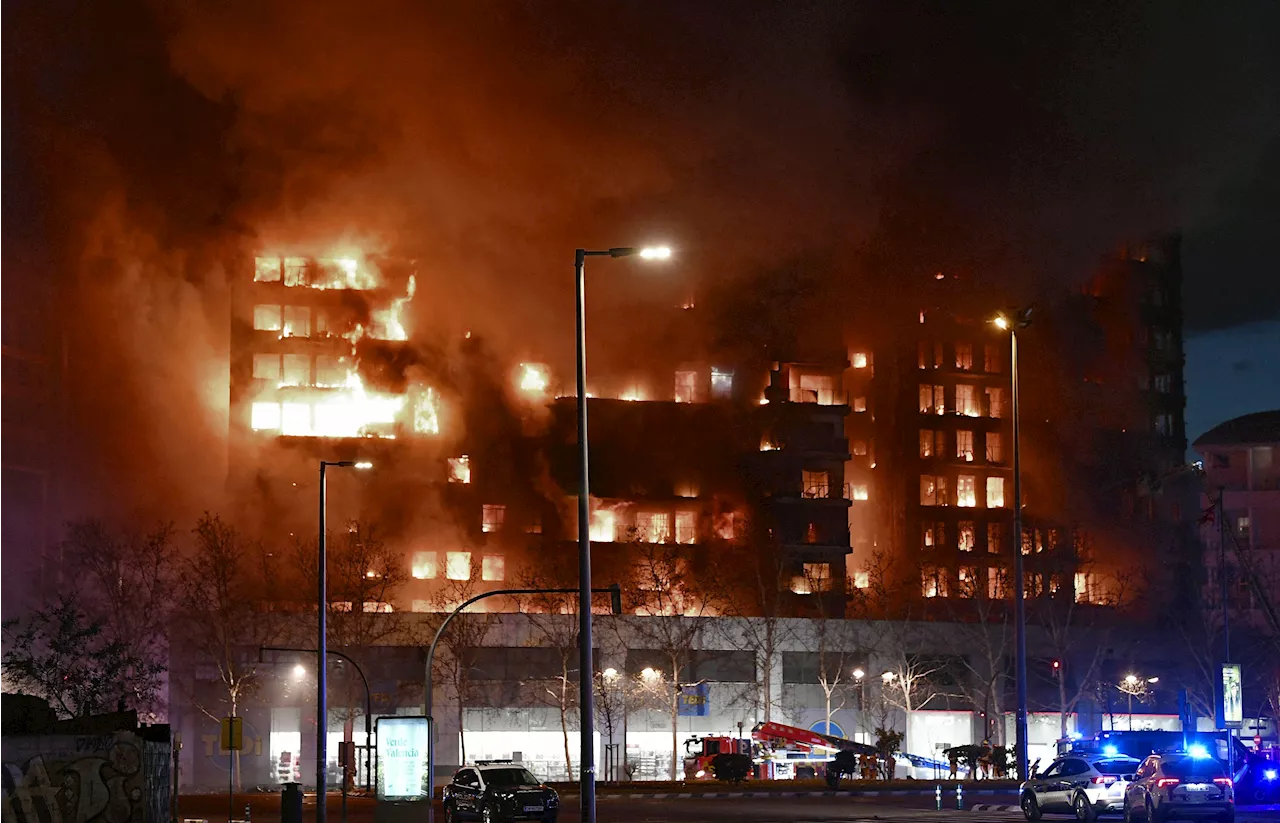 Valencia, almeno 4 morti nel maxi incendio in un condominio: ultime news