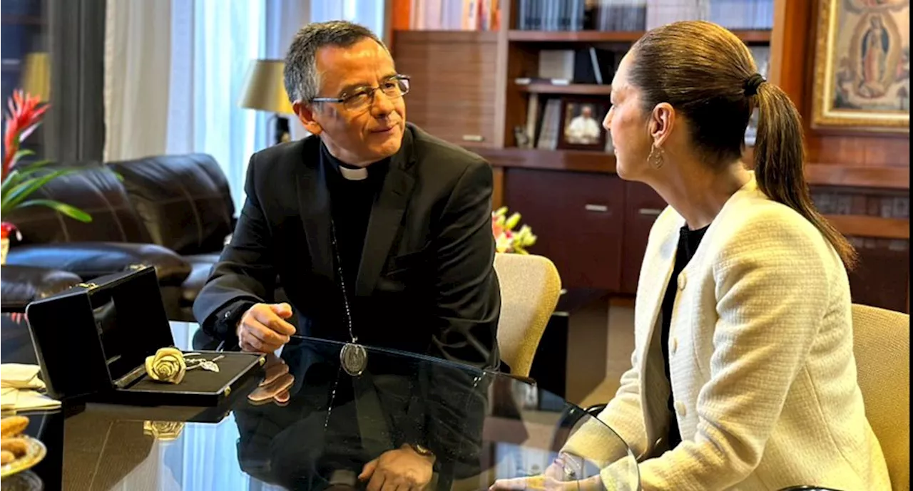 Sheinbaum entrega regalo bendecido por el Papa Francisco a rector de la Basílica