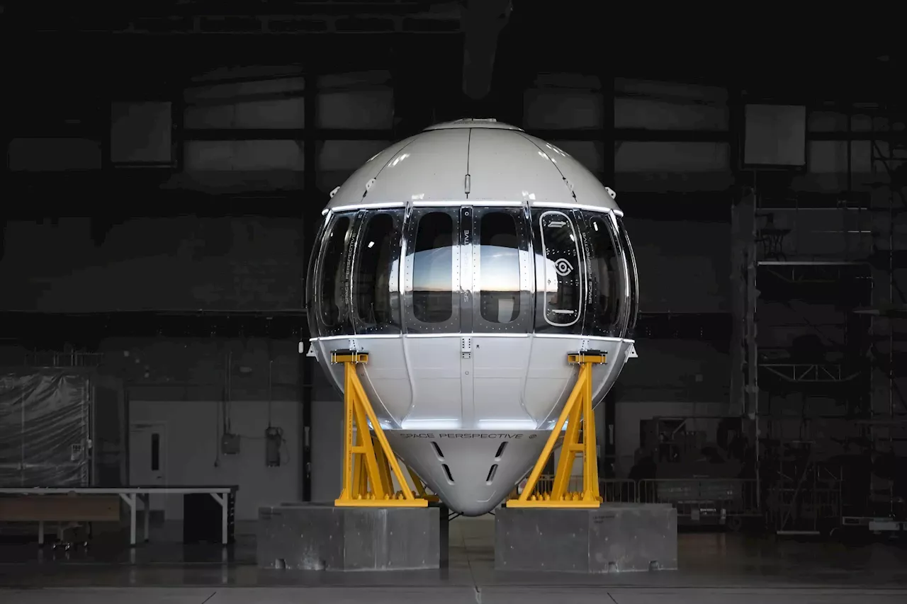 Space Perspective visar upp sin ballongkapsel. Ska börja flyga turister till stratosfären nästa år.