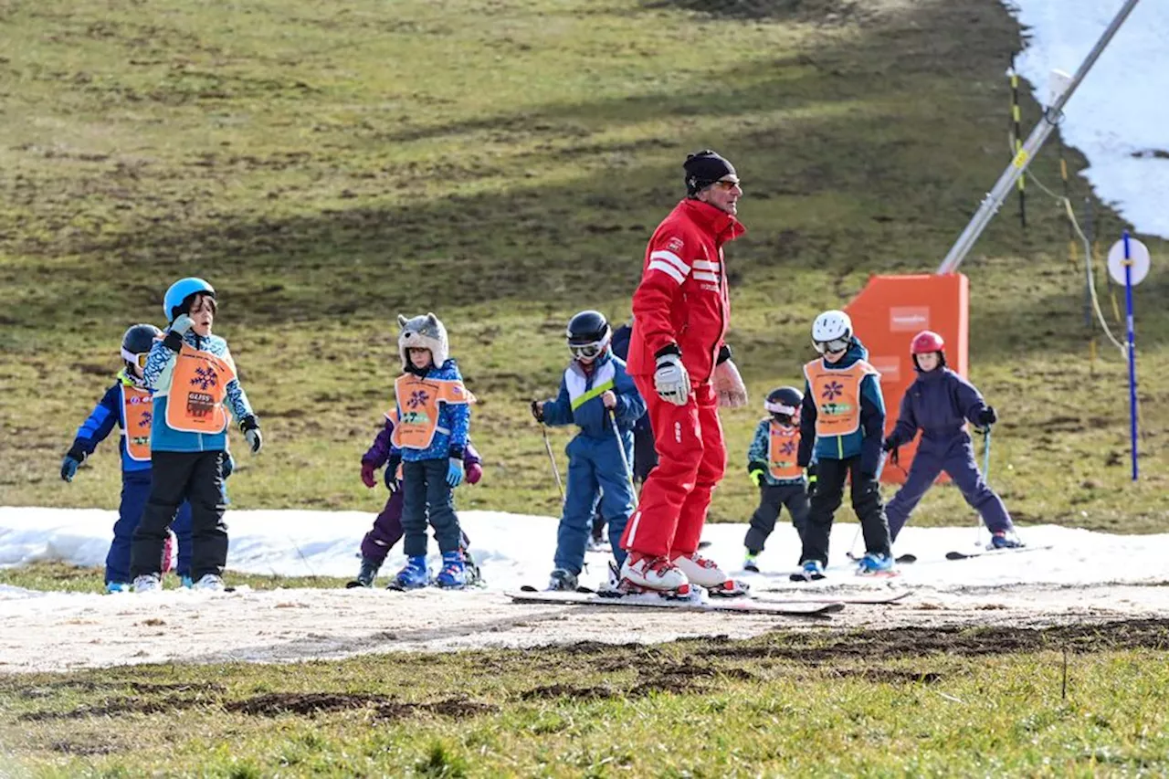 TÉMOIGNAGES. 'C'est un autre métier' : sans neige, le quotidien des moniteurs de ski du Jura bouleversé