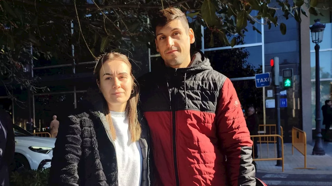 Laura y Manu, una pareja que lo ha perdido todo en el incendio de Campanar