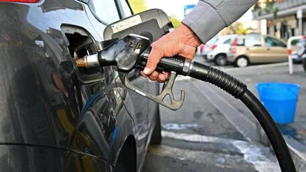 Stop al decreto sui cartelli con i prezzi medi dei carburanti