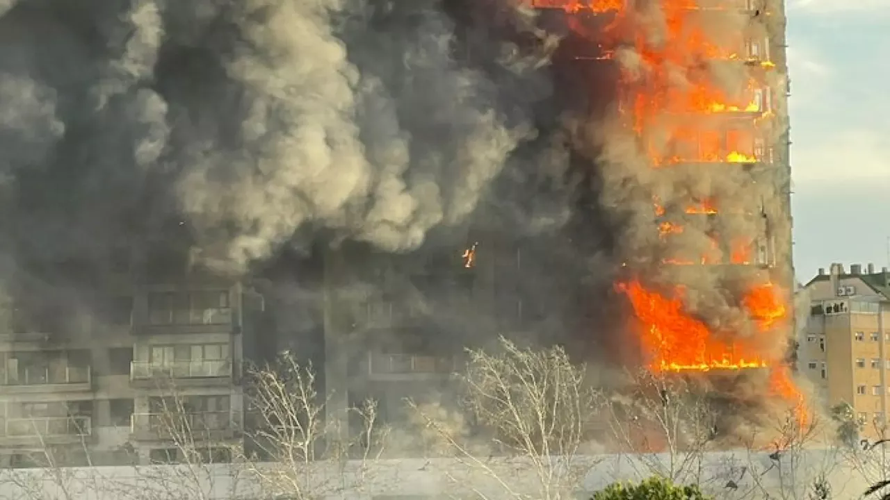 Los vecinos del edificio de Valencia, rotos tras la muerte de un matrimonio y sus hijos en el incendio: 'Se metieron en el baño'