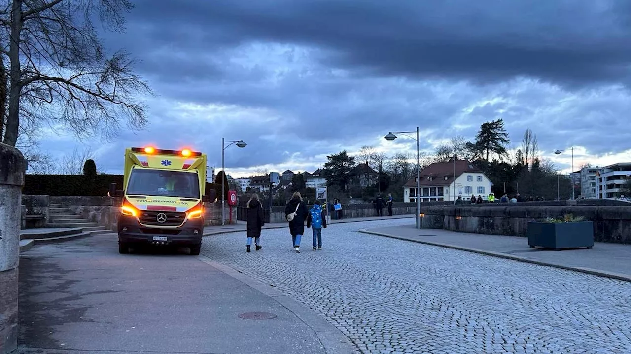 Polizeieinsatz auf der alten Rheinbrücke – Krankenwagen auf beiden Seiten des Flusses