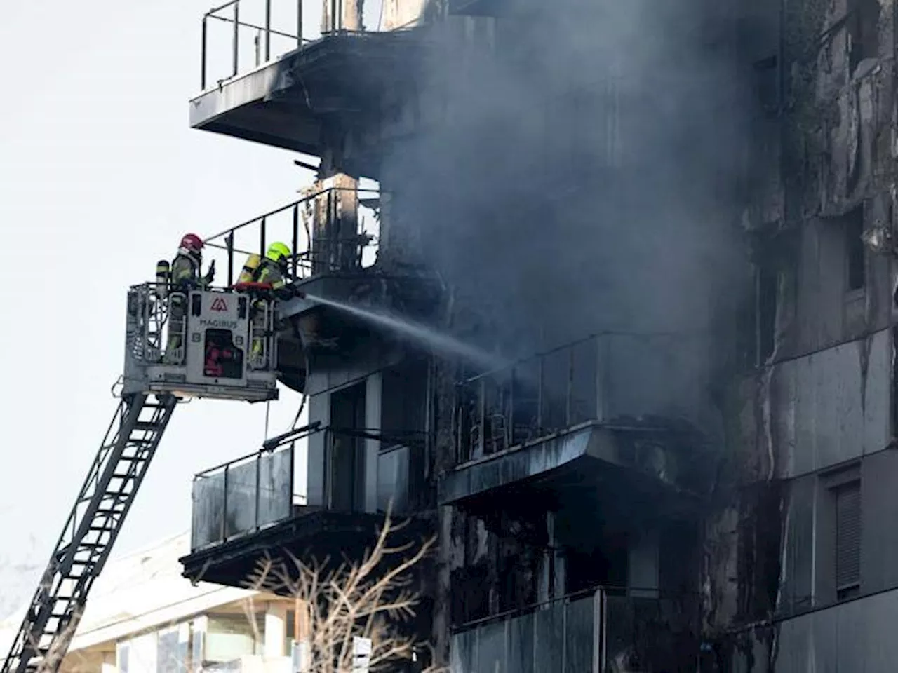 Incendio Valencia, almeno 10 morti: «Quattro di una stessa famiglia». Almeno 20 dispersi: «La società...