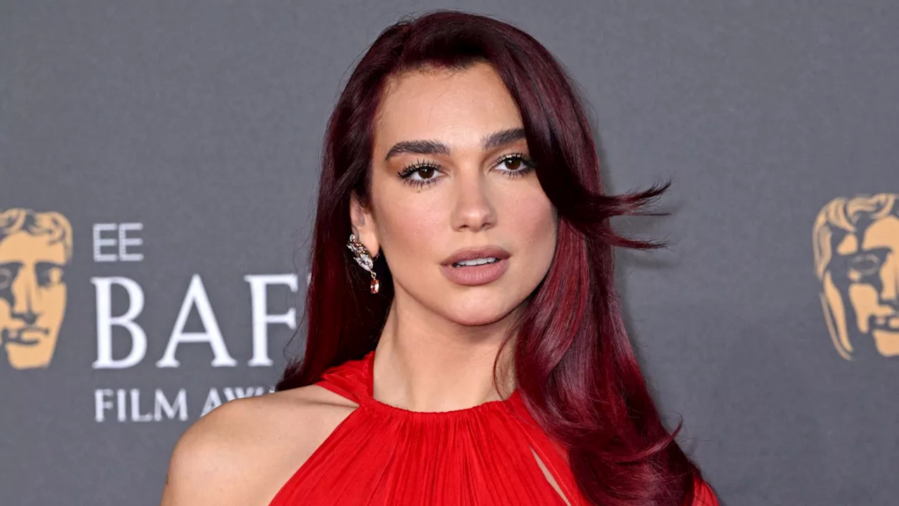 Dua Lipa est étourdissante dans une incendiaire robe à découpes au sulfureux décolleté