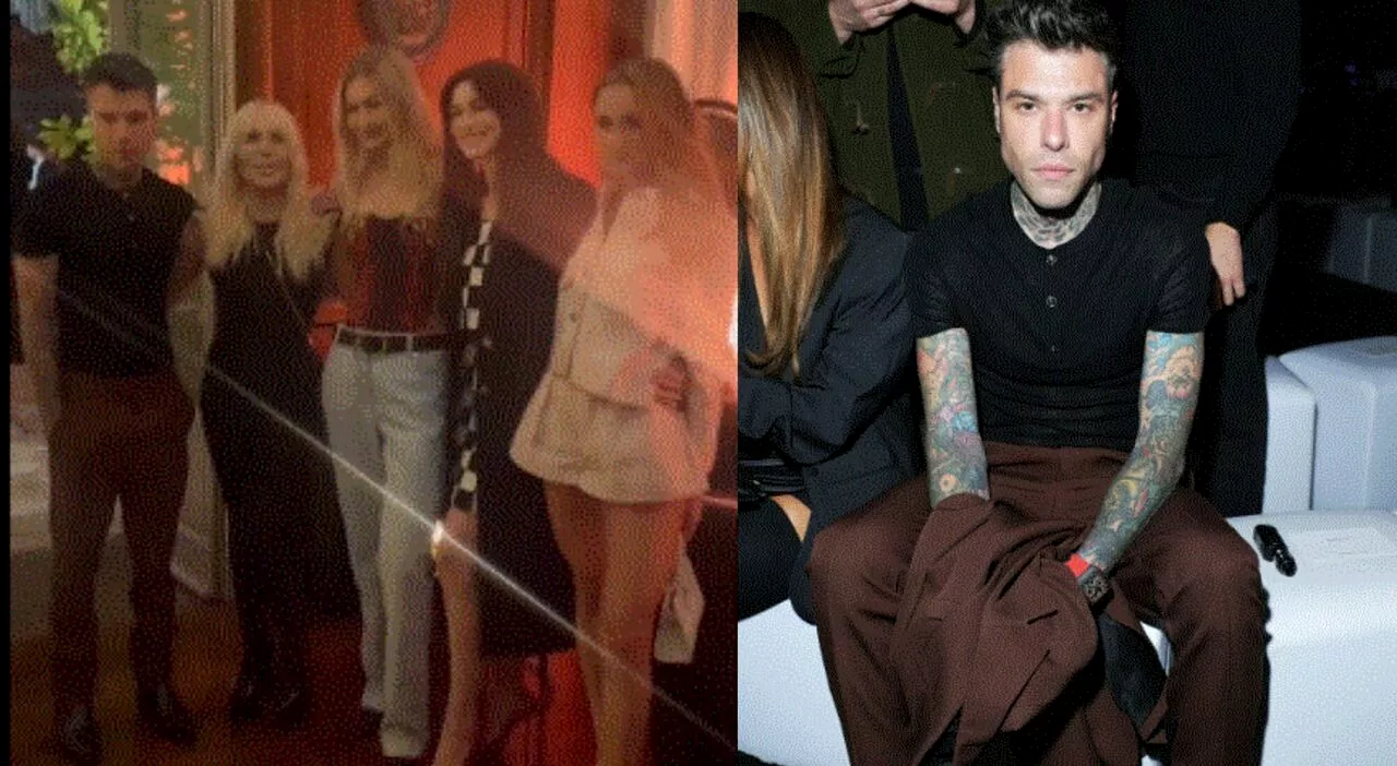 Fedez al party di Donatella Versace, le foto con Gigi Hadid, i sorrisi (forzati) e i difficili giorni da singl