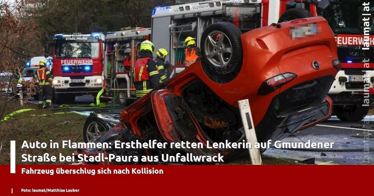 Auto in Flammen: Ersthelfer retten Lenkerin auf Gmundener Straße bei Stadl-Paura aus Unfallwrack