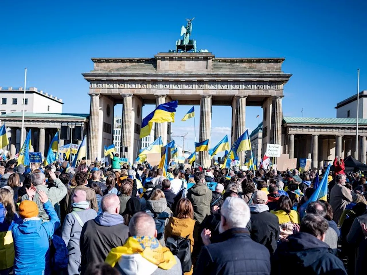 Zwei Jahre Ukraine-Krieg: Demo am Brandenburger Tor