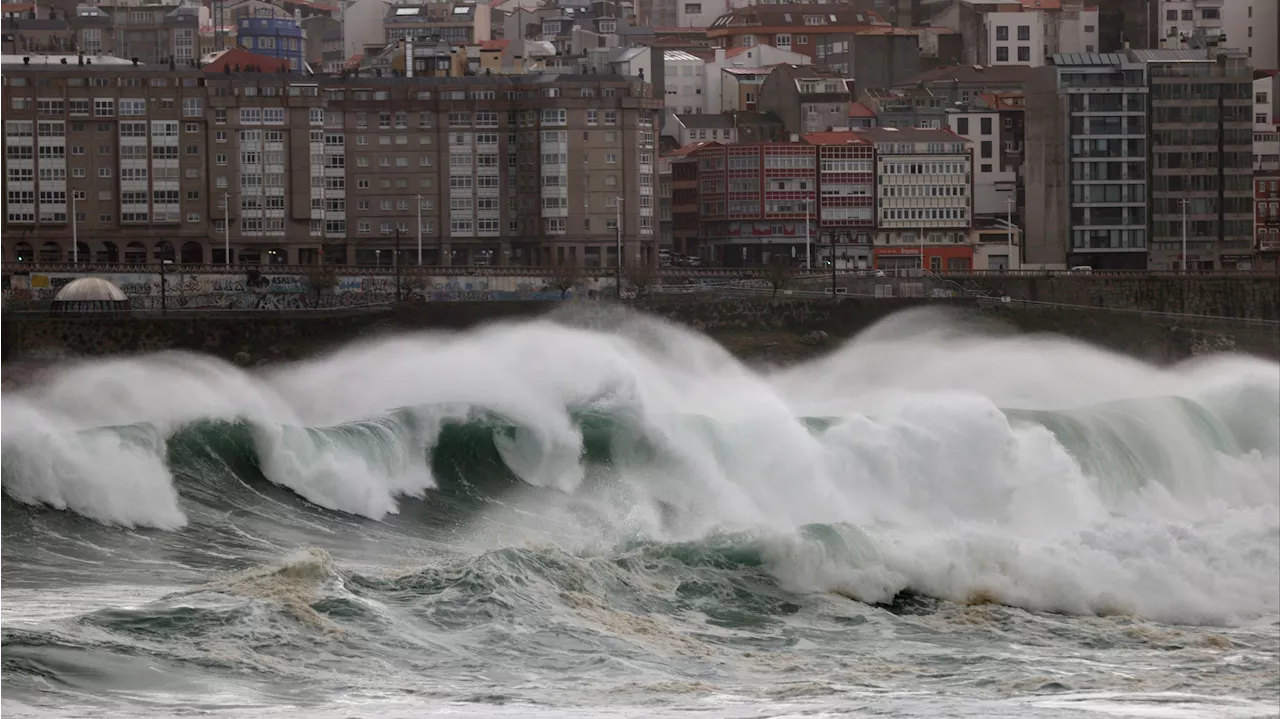 Galicia, en alerta roja por olas de nueve metros ante la llegada de un temporal que afectará a gran parte del país