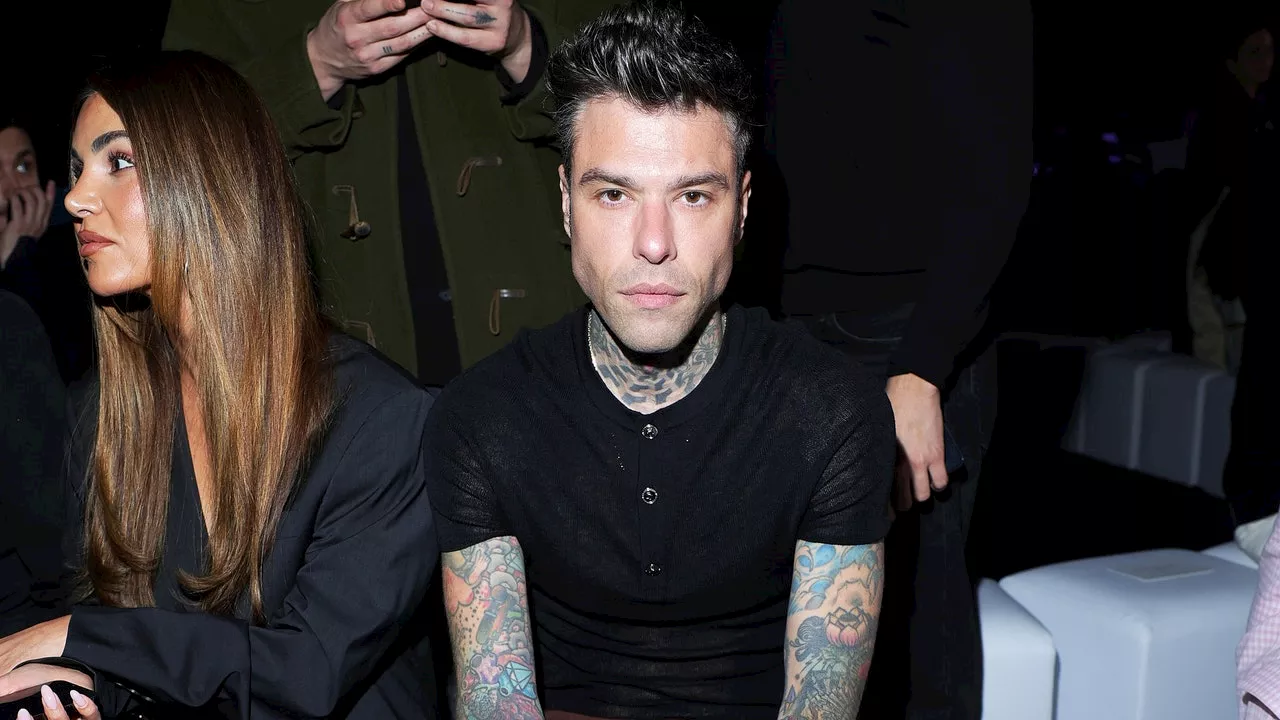 Fedez da solo alla sfilata di Versace