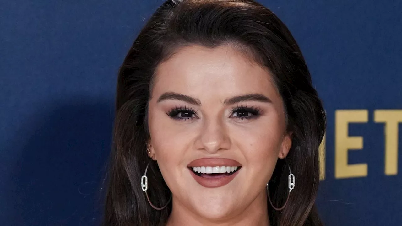 Captivante, Selena Gomez dévoile sa silhouette dans une robe longue blanche moulante