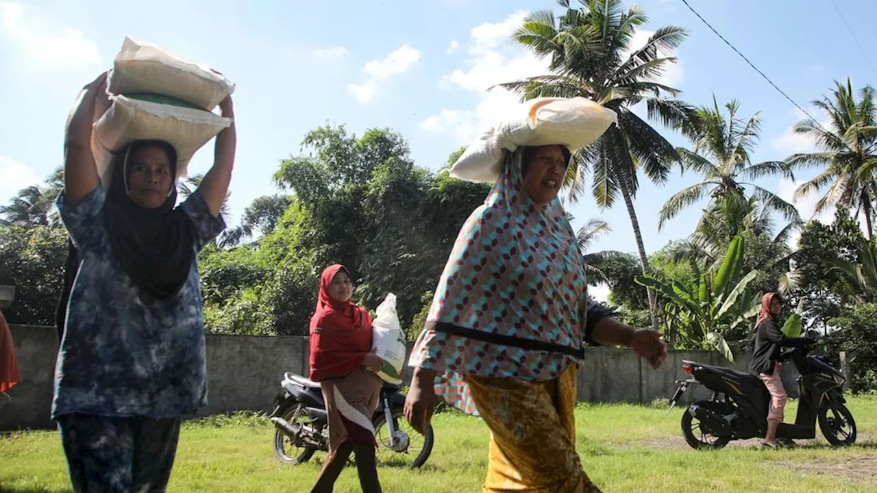 Warga Menerima Bantuan Sosial di Lombok Timur