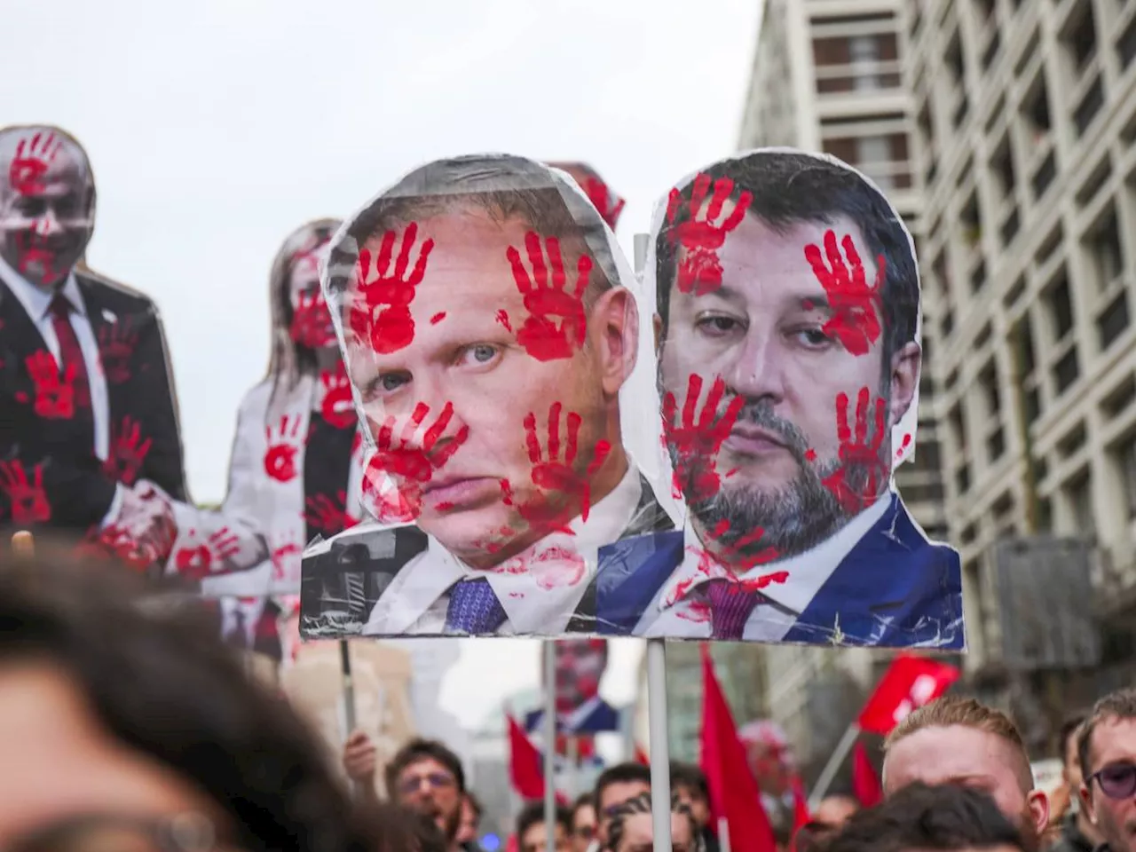 Sagome insanguinate di Meloni e Salvini: l'odio al corteo pro Palestina