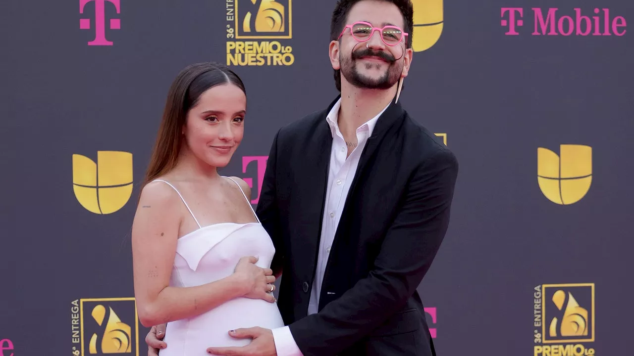 Evaluna Montaner presume embarazo con vestido lencero en los Premios Lo Nuestro 2024