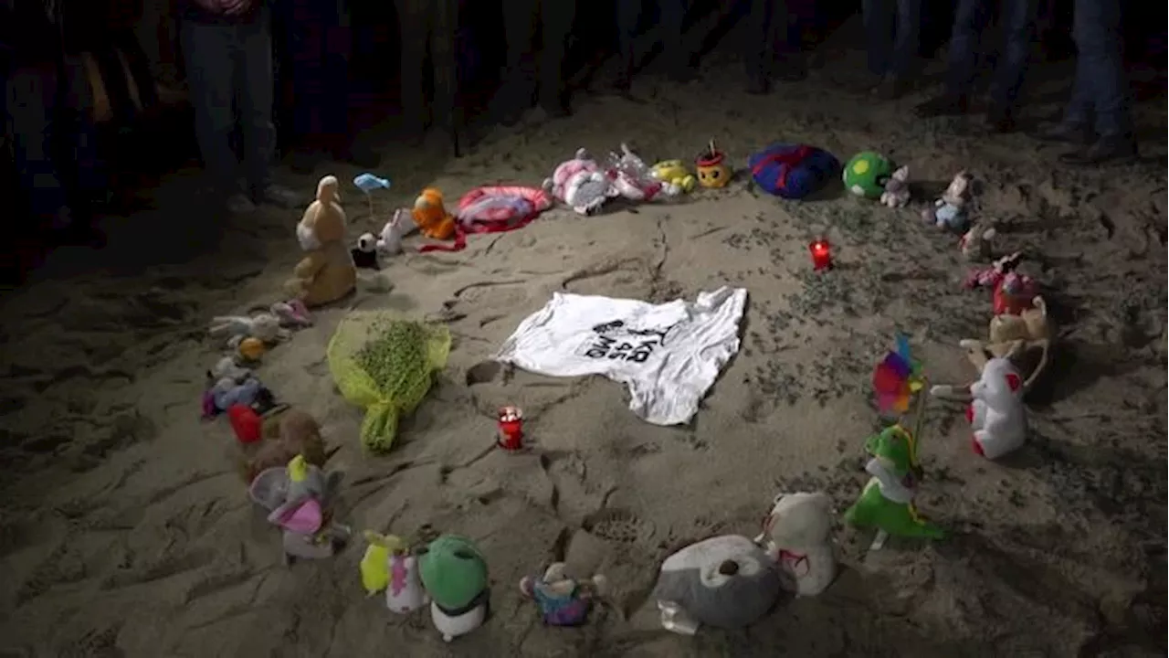 Peluche e candele sulle spiaggia per ricordare vittime di Cutro