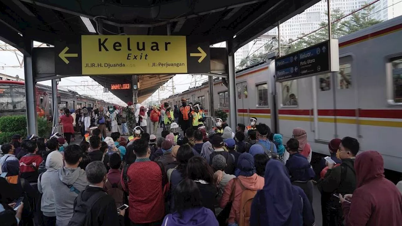 Siasat Hemat Kelas Menengah, Rela Macet dan Berdesakan di Transportasi Publik