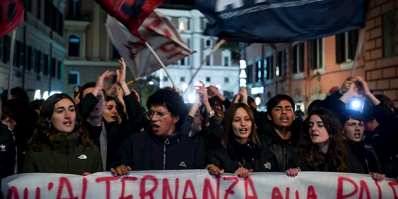 Le proteste degli studenti davanti al Viminale