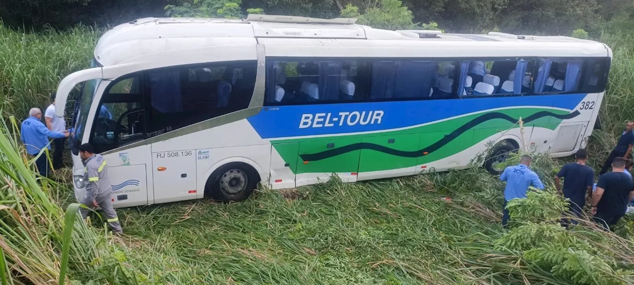 Vinte e cinco passageiros ficam feridos, cinco em estado grave, após ônibus capotar na BR-101, em Itaguaí; vídeo