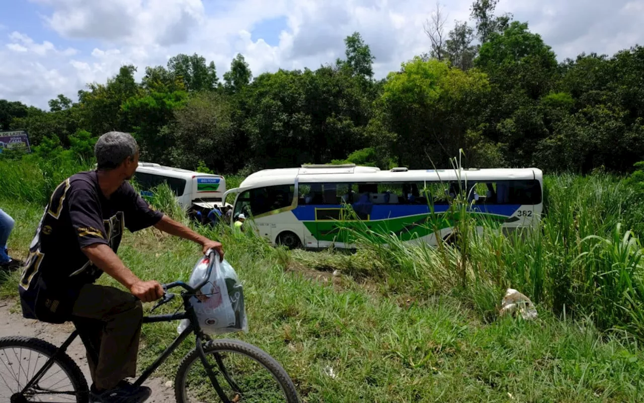 Ônibus de empresa naval capota e deixa mais de 20 feridos na Rio-Santos