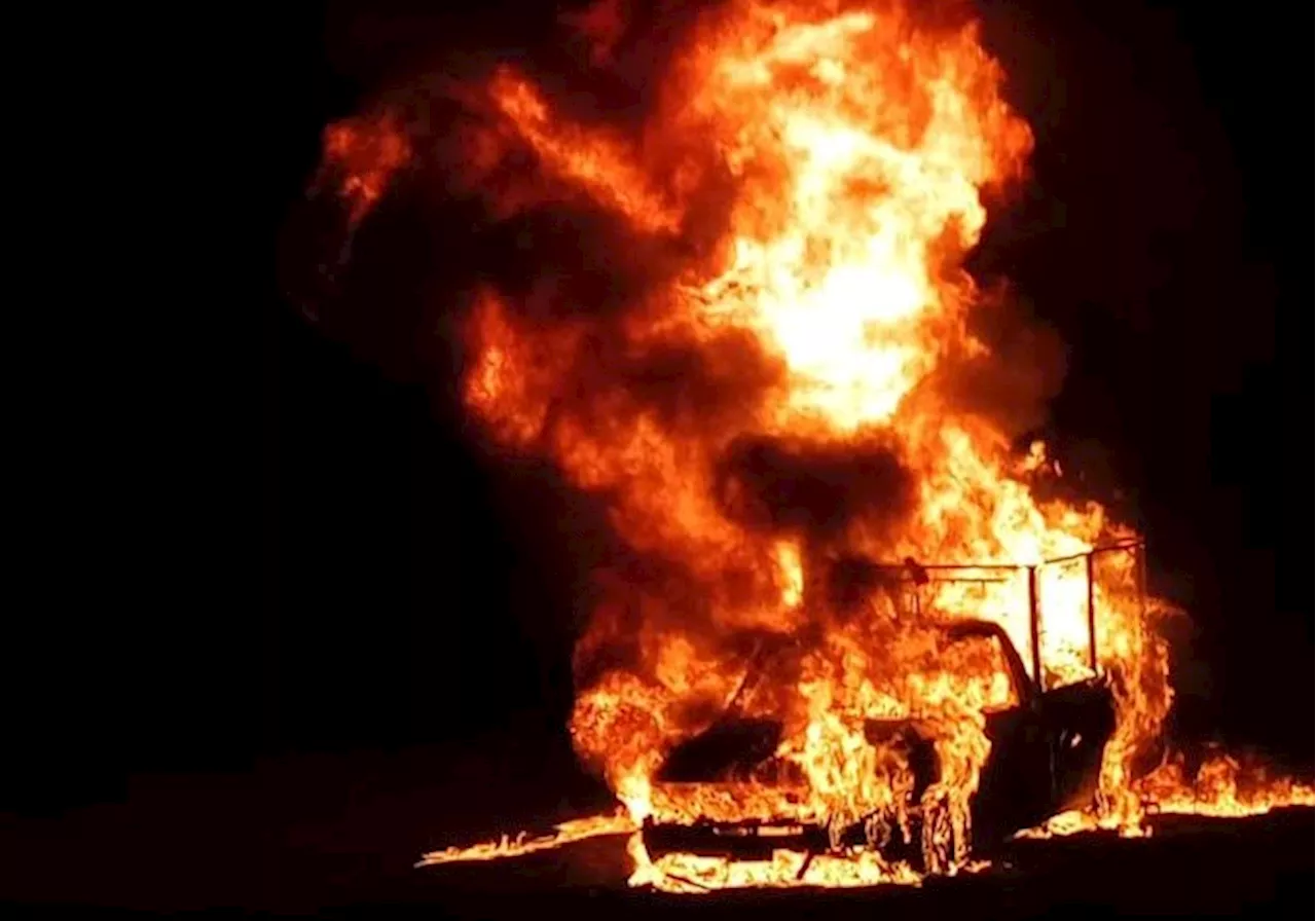 Explosión de camioneta huachicolera desata incendio en Hidalgo; una persona murió calcinada