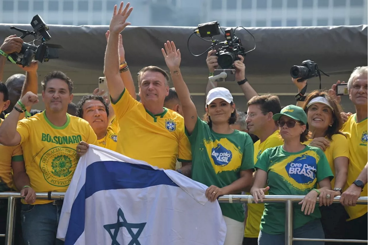 Investigado, Bolsonaro leva milhares à Paulista; ato tem críticas ao Supremo