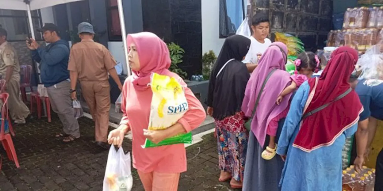 Harga Terus Naik, Warga Karanganyar Antre Beli Beras Murah