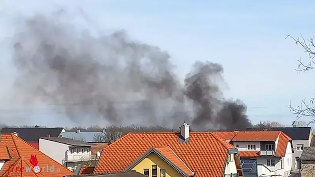 Bgld: Brand eines Stadel-Dachstuhls durch brennendes Auto in Wallern im Bezirk Neusiedl am See