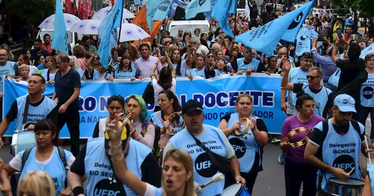 Docentes: Llaryora reconoció que la propuesta no cubre la inflación, pero hizo una promesa