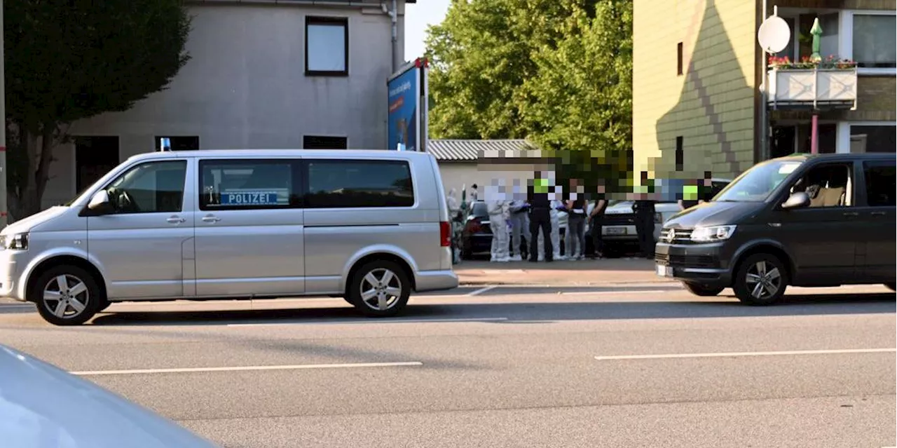 In Ansbacher Mehrfamilienhaus: Männer tragen Frauenleiche in Teppich durch Treppenhaus