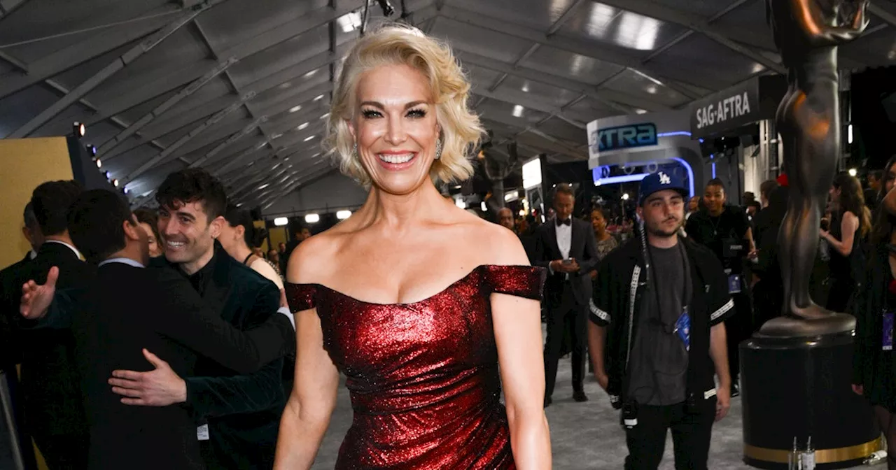 Hannah Waddingham Brought A Cardboard Clutch Made By Her Daughter To The SAG Awards