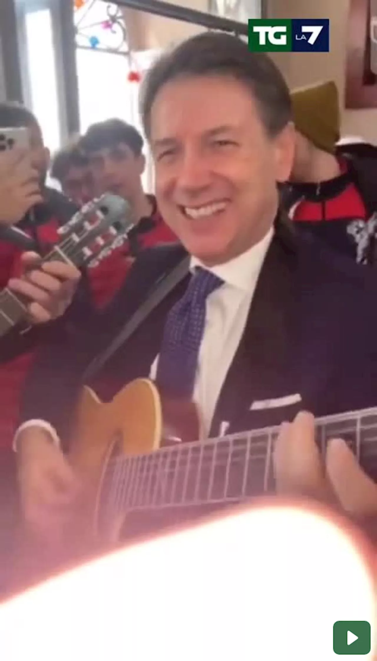 Elezioni in Sardegna, Giuseppe Conte dice la sua con una canzone...