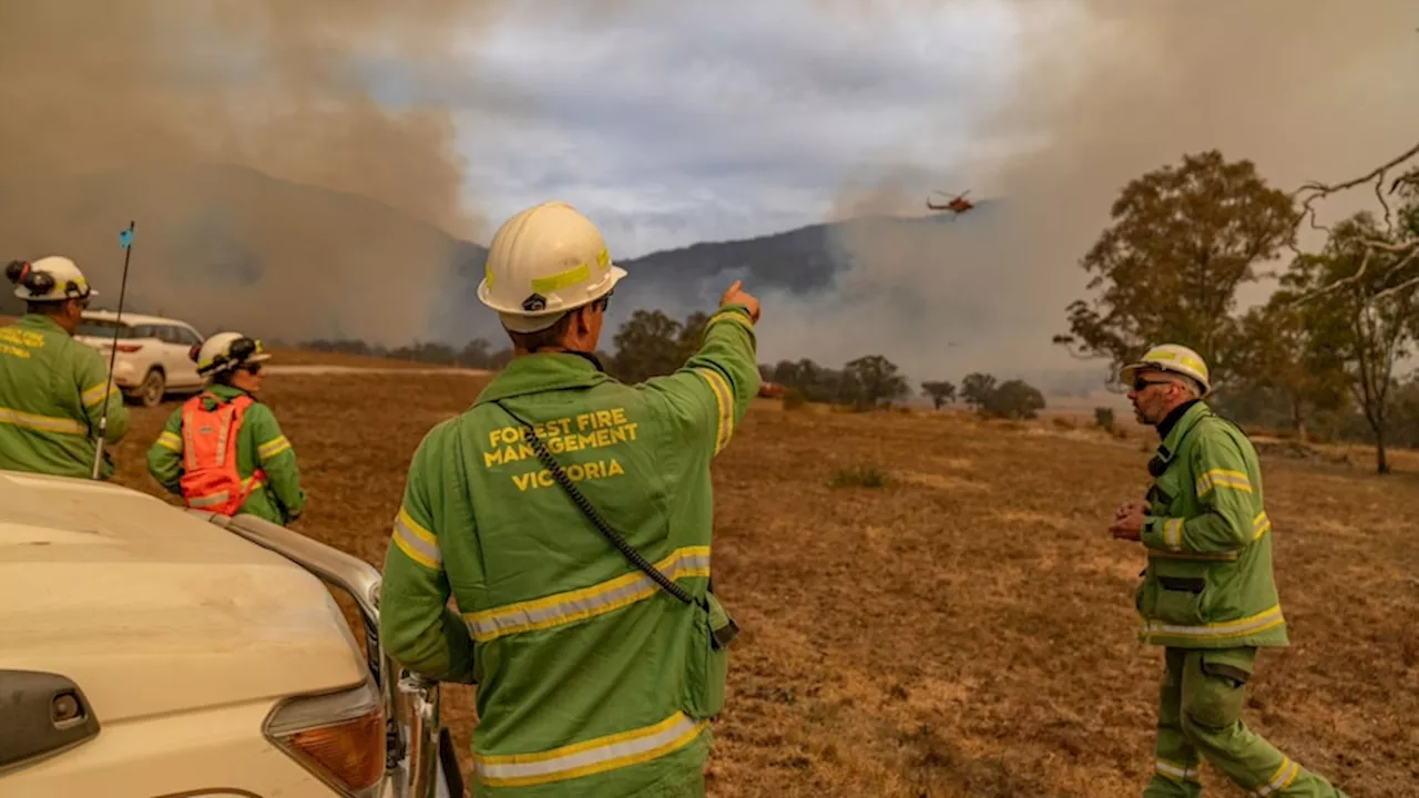 Residents warned not to return as firefighters battle bushfire in Victoria