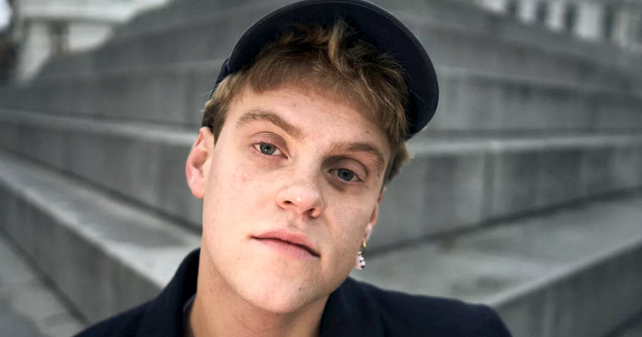 Da Kim Larsen gik bort, ramlede sønnens liv sammen: Nu åbner Hjalmer op om den svære tid