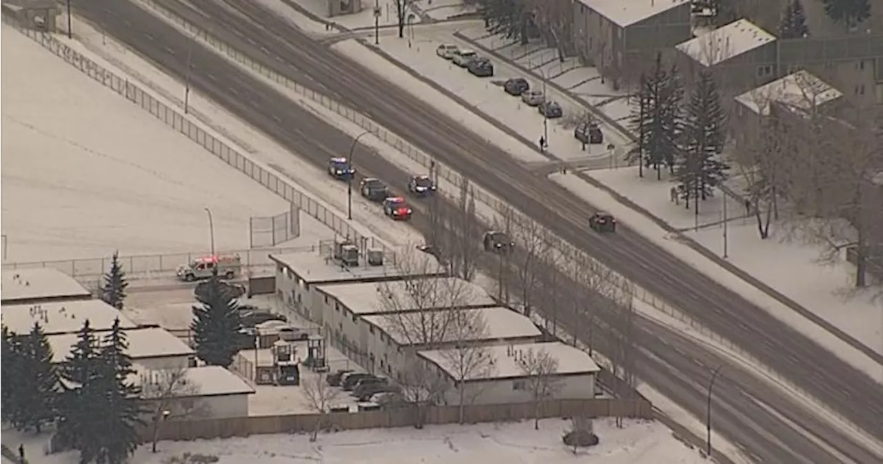 Calgary police investigate after shooting victim found by Centre Street