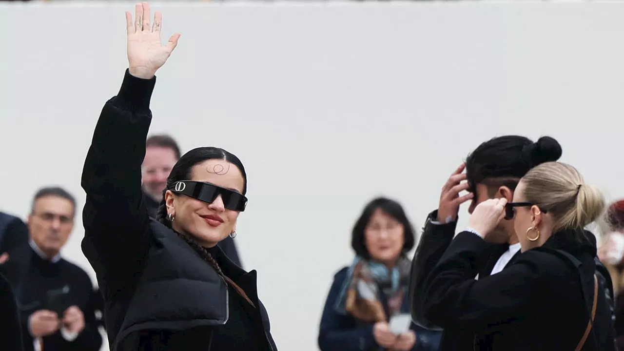 Rosalía vuelve a Paris Fashion Week con un look deportivo que nadie esperaría en un 'front row'