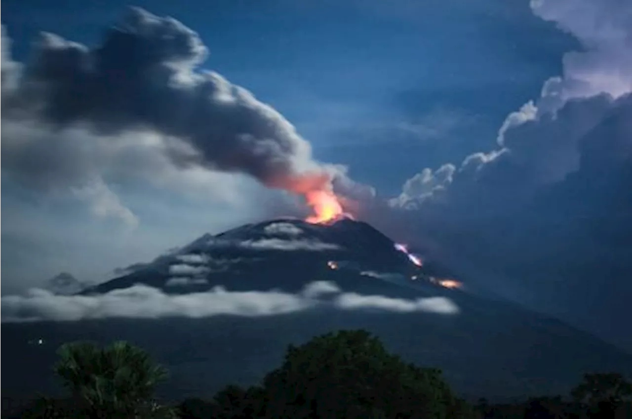 Lava Gunung Lewotolok Mengalir Sejauh 2 Kilometer BPBD Siapkan Evakuasi Mandiri