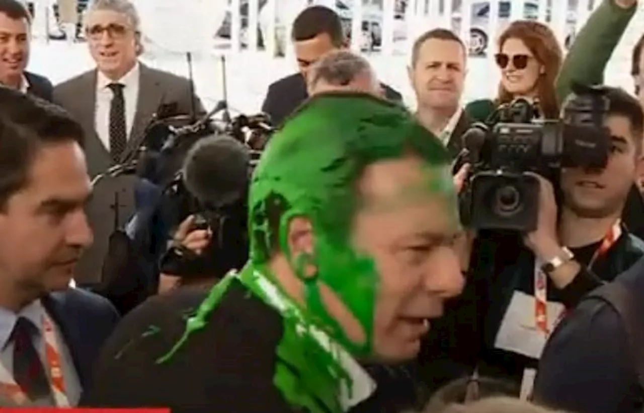 Luís Montenegro atingido com tinta verde durante visita à Bolsa de Turismo de Lisboa