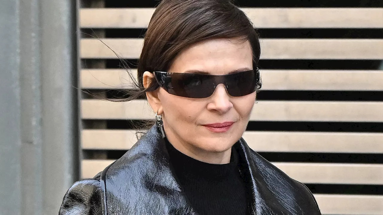 À 59 ans, Juliette Binoche ose le look Matrix et nous donne une leçon de style