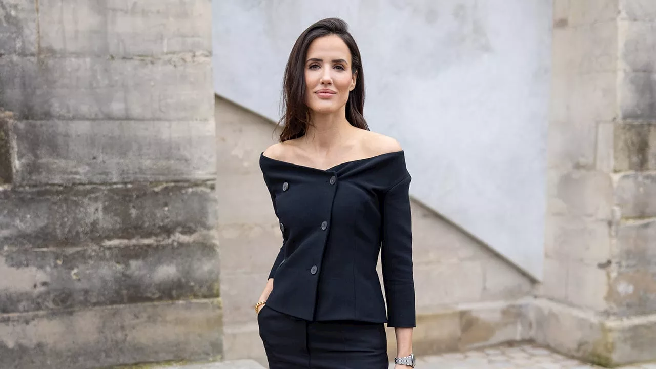 La chaqueta que más estiliza, la tendencia que arrasa entre las invitadas de París a Milán