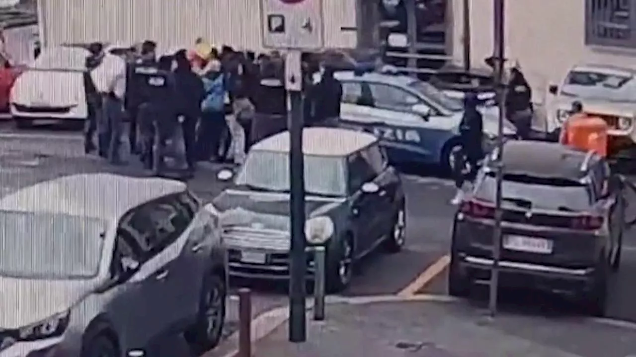 Torino, antagonisti assaltano volante per liberare uomo destinato all'estradizione: il video