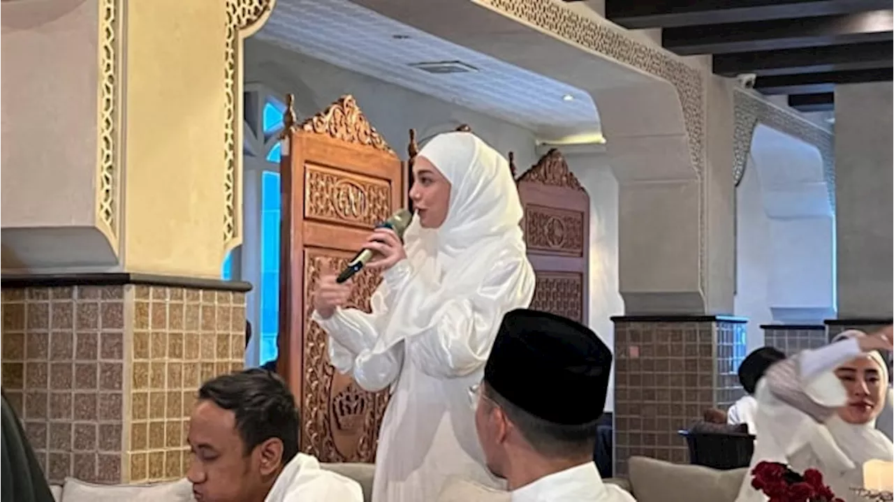 Aktris Celine Evangelista Tanyakan Ciri-ciri Imam yang Baik pada Ustaz Hanan Attaki