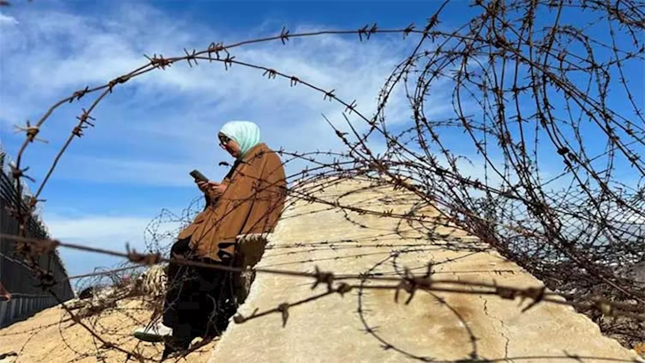 Trapped against fence, Gazans fear Israeli attack on their last refuge