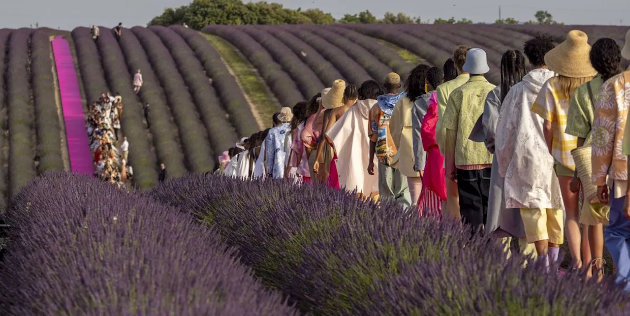 La sfilata di Jacquemus Primavera Estate 2024 Les Sculptures