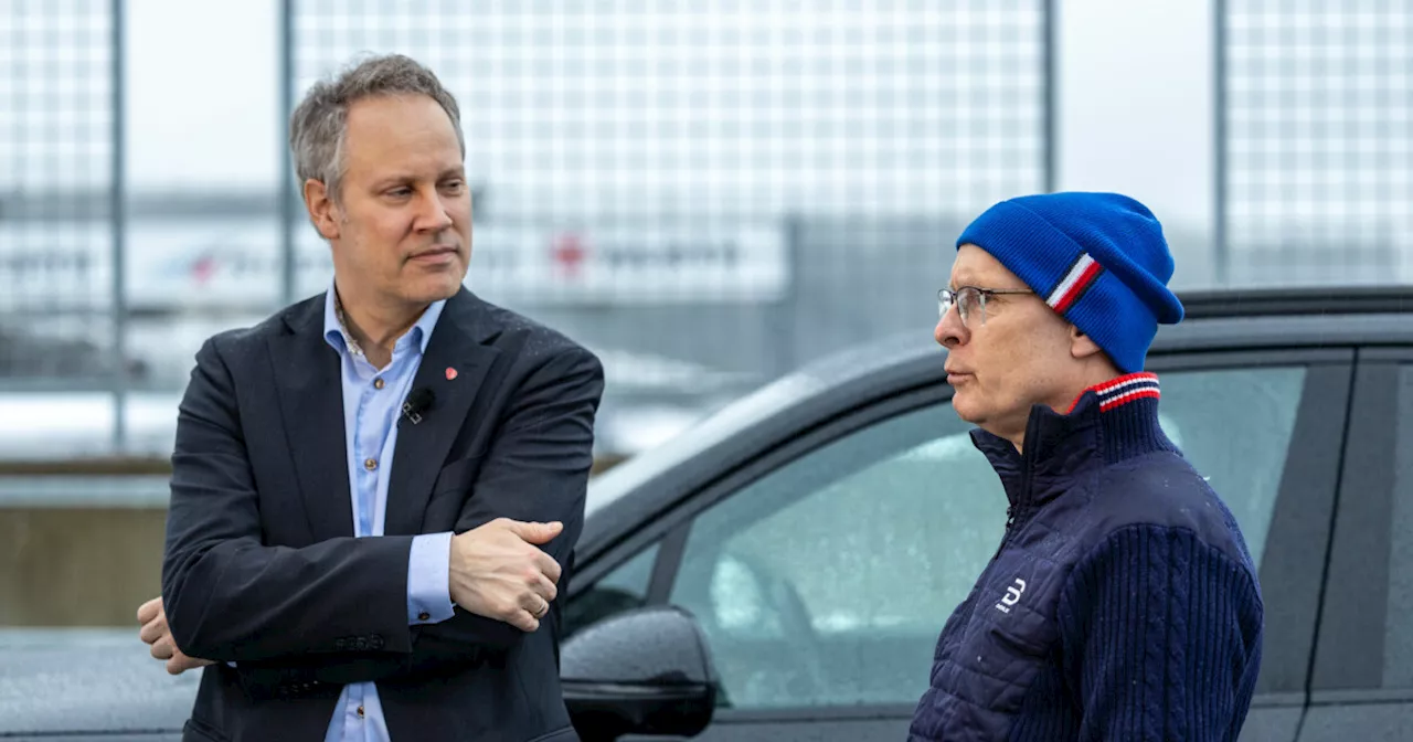 Samferdselsminister Jon-Ivar Nygård og tidligere rallysjåfør Tommy Rustad tester krevende kjøreforhold på rallybanen. De advarer om varierte underlag og er bekymret for trend i trafikken.