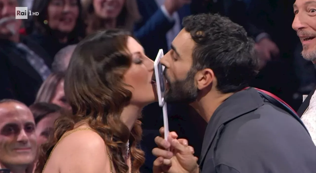 Sanremo 2024, diretta prima serata. Mengoni ammanetta Amadeus e bacia Giovanna. Omaggio commovente a Giovanbat