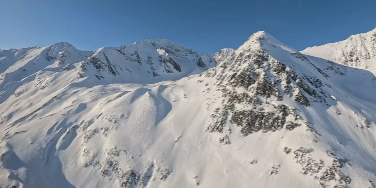 Heli-skier dies after hitting band of rocks in Chugach Mountains